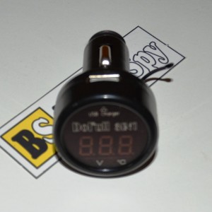 Digitální LED Voltmetr (3 v 1) 12 V/24 V, USB nabíječka 5 V 2,1 A a teploměr.